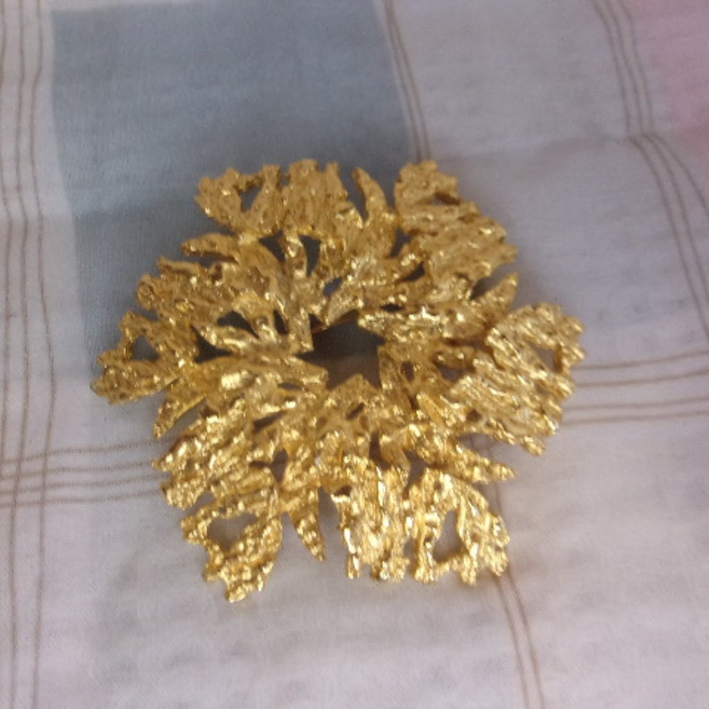 Celebrity Gold Tone Pinwheel Flower Brooch